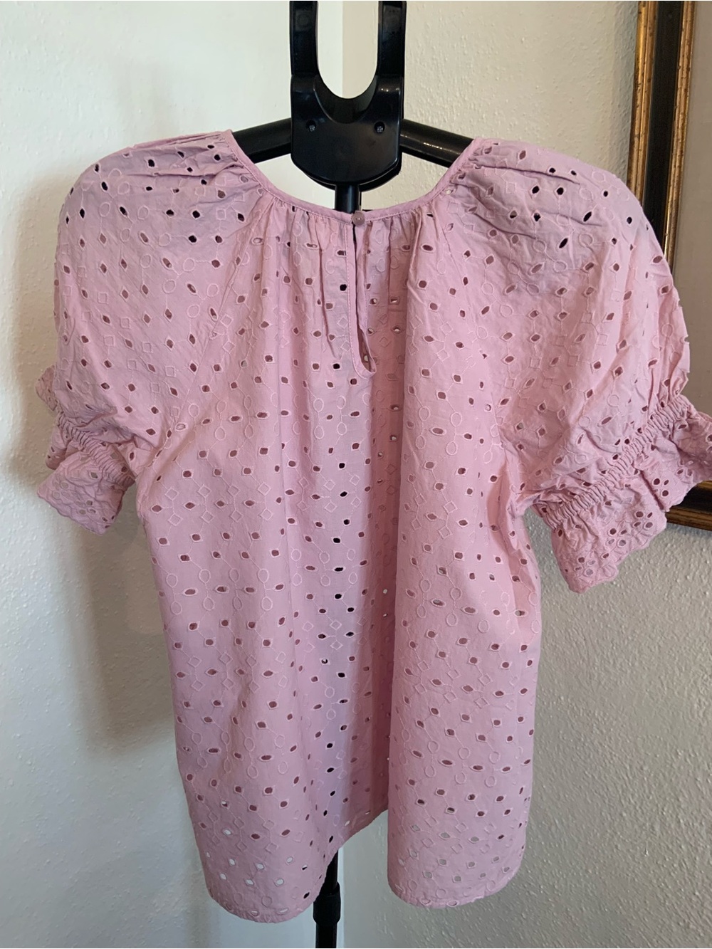 Universal Threads Women's Lavender Eyelet Puff Sleeve Top - Picture 4 of 5